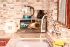Minza Ensuite - Spacious & Cozy Stay at DK Cottage