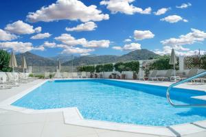 Hiona Holiday Hotel