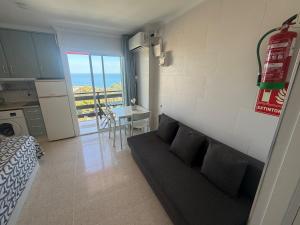 Estudio con vistas frontales al mar y terraza