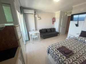 Estudio con vistas frontales al mar y terraza