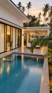 Luna Palms lamai