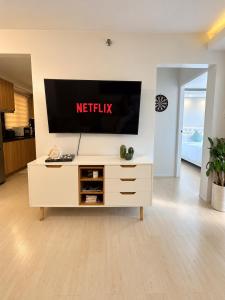 Modern Oasis 2BR Netflix and Pool