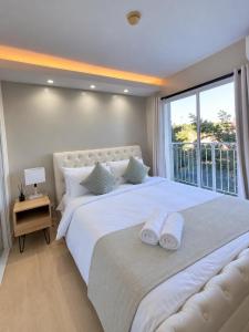Modern Oasis 2BR Netflix and Pool