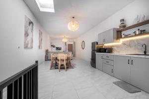 Homely Super King Beds Large Kitchen Diner Fast WiFi