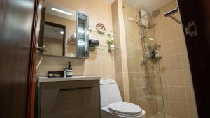 Boutique apartment in Mosaic Tower Fast Wifi with Stunning Skyline View