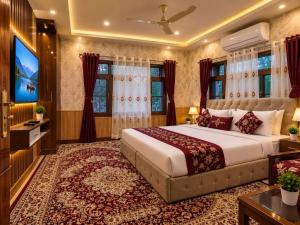 Crown Of Kashmir Boat House