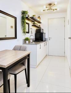 Cozy 1BR Tagaytay Condo with Balcony & Wi-Fi near Sky Ranch, Taal View