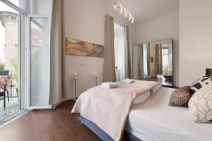 Designer Loft by Opera House, Cozy Artsy Hideout