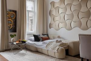 Designer Loft by Opera House, Cozy Artsy Hideout