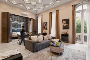 Marble & Gold Apartment by Andrássy
