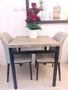 Cozy 1BR Tagaytay Condo with Balcony & Wi-Fi near Sky Ranch, Taal View