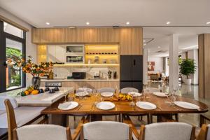 Luxurious 500m² Villa, Private Pool, 300m to beach