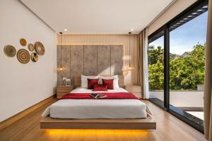 Luxurious 500m² Villa, Private Pool, 300m to beach