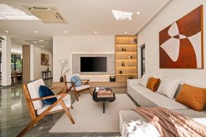 Luxurious 500m² Villa, Private Pool, 300m to beach
