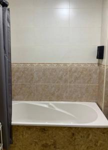 Cozy Triple Room in a Guesthouse, Free Laundry, WiFi