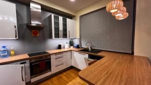 Spacious Apartment with Free Parking