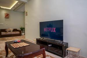 200 m from Majorelle Garden - Terrace - Netflix