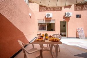 200 m from Majorelle Garden - Terrace - Netflix