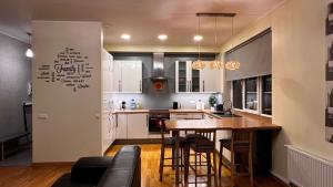 Spacious Apartment with Free Parking