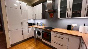 Spacious Apartment with Free Parking