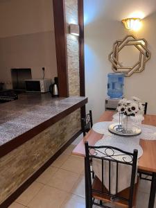 Mollys 1br luxury apartment next to pride inn