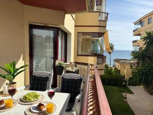 Riviera del Sol Seafront Apartment with Sea View, Terrace, Pool