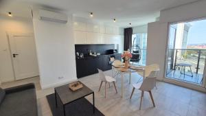 Towarowa 39 Tokio Apartment, free parking, air-conditioning, self check-in 24h