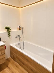 11-Moderný apartmán s balkónom a parkovaním zdarma