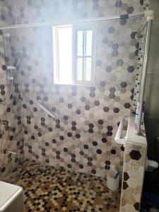 1 Room with two bedsWiFi AC Hot Water & Beaches