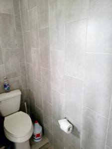 1 Room with two bedsWiFi AC Hot Water & Beaches