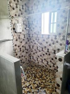 1 Room with two bedsWiFi AC Hot Water & Beaches