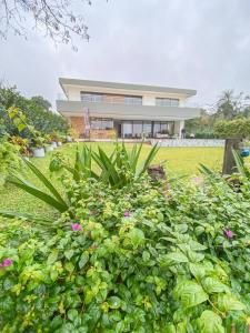 Lake View Private pool and lake views in Sanber