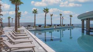 Oceanfront Luxury Condo w Heated Pool & Hot Tub