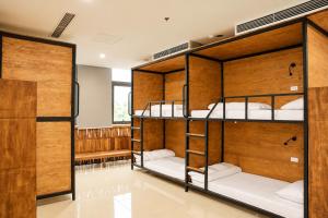 Top of the Loop Hostel & Tour