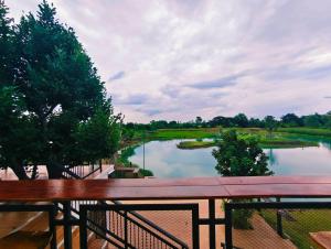 Hug Home Resort Wichianburi ฮักโฮม รีสอร์ท วิเชียรบุรี