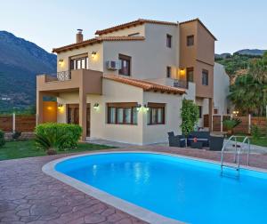 Family Villa Ellis Plakias with private pool 200m to the beach walking distance to the amenities