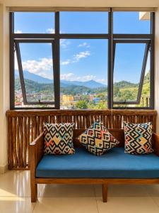 Top of the Loop Hostel & Tour