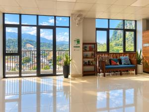 Top of the Loop Hostel & Tour