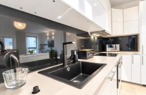 Sunny Breeze Apartment next to the beach by TriApart