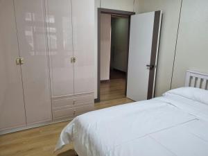 Brand-New 3BDR Apartment With Mountain Views