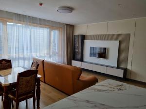 Brand-New 3BDR Apartment With Mountain Views