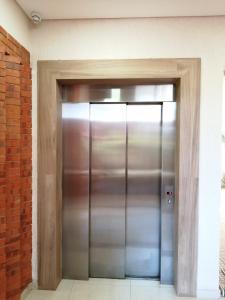 Urban One BR with Outdoor Pool Easy City Access