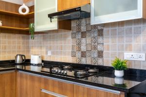 Staymaster SurfShore - Serviced 2BR Apartment with Pools & Gym in Baga