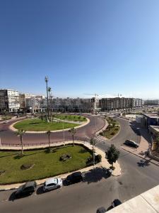 Modern 2BR City Haven, Cafes at Your Doorstep