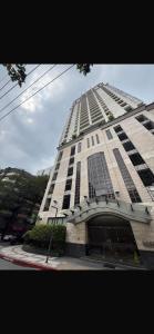 Boutique apartment in Mosaic Tower Fast Wifi with Stunning Skyline View