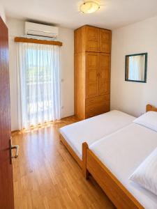 MIHONOS SUPERIOR APARTMENT - spacious 4-BR apartment with 3 terraces - 170 m2 - breathtaking panoramic sea views - walking distance to the city centre and beach - BURALUX Properties