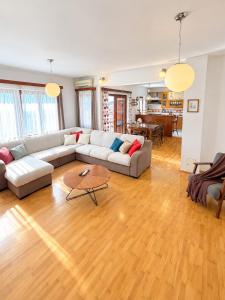MIHONOS SUPERIOR APARTMENT - spacious 4-BR apartment with 3 terraces - 170 m2 - breathtaking panoramic sea views - walking distance to the city centre and beach - BURALUX Properties