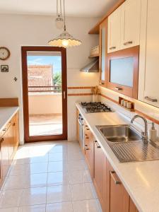 MIHONOS SUPERIOR APARTMENT - spacious 4-BR apartment with 3 terraces - 170 m2 - breathtaking panoramic sea views - walking distance to the city centre and beach - BURALUX Properties