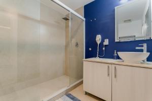 NAUTICA Beachfront 1 BDR with pool by Casa Paraiso