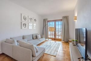 Home2Rest - 2 bedroom, Sunset & Ocean Views, 3 mins to beach